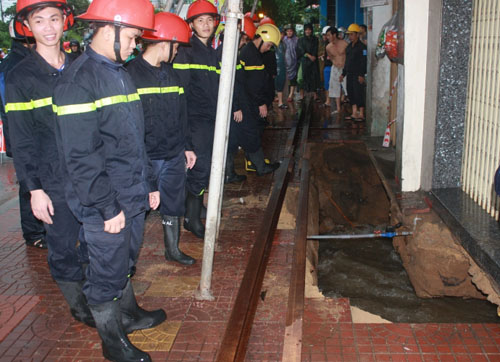 Tá hỏa nước chảy cuồn cuộn dưới móng nhà tại Quy Nhơn - 1