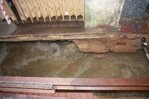 Tá hỏa nước chảy cuồn cuộn dưới móng nhà tại Quy Nhơn - 2