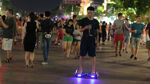 Đi xe điện chăn bò - bức ảnh hot trên mạng xã hội hôm nay - 2