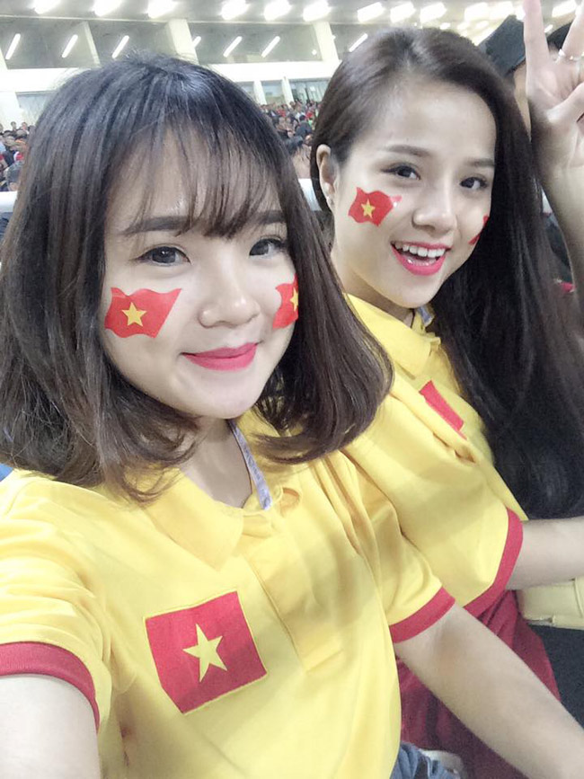 Chỉ xuất hiện vài giây trên ti vi nhưng hai cô gái ngồi trên hàng ghế khán đài của trận bán kết lượt về giữa đội tuyển Việt Nam và Indonesia (giải AFF cup) vẫn gây ấn tượng mạnh bởi gương mặt xinh đẹp. 