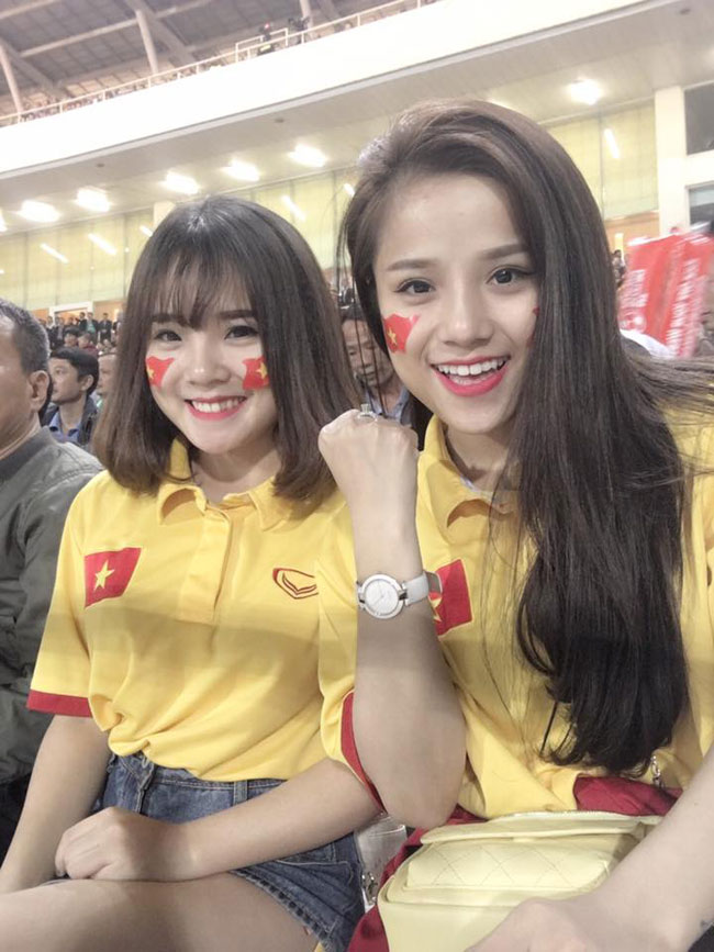 Cư dân mạng nhanh chóng chụp lại khoảnh khắc chớp nhoáng này và đăng tải lên Facebook. Không lâu sau, danh tính của hai cô gái xinh đẹp đã được tìm ra. 