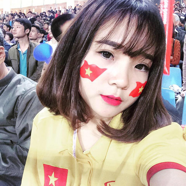 Cô gái xinh đẹp có mái tóc ngắn là Phạm Tân Xuân (sinh năm 1997, hiện theo học trường ĐH Sư phạm Hà Nội). Cô là chị em thân thiết với Võ Thị Thương. 