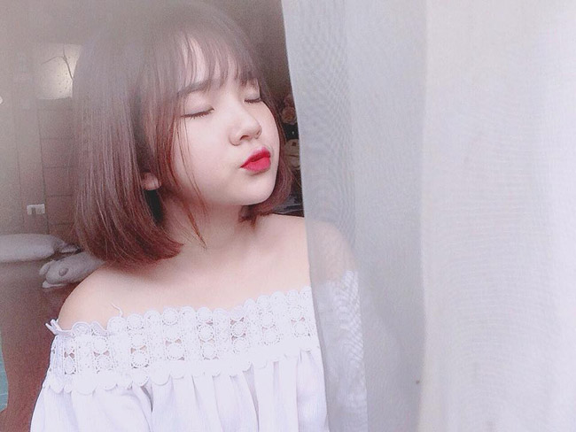 Trong một số hình ảnh, cô gái 19 tuổi trẻ như học sinh cấp hai. 