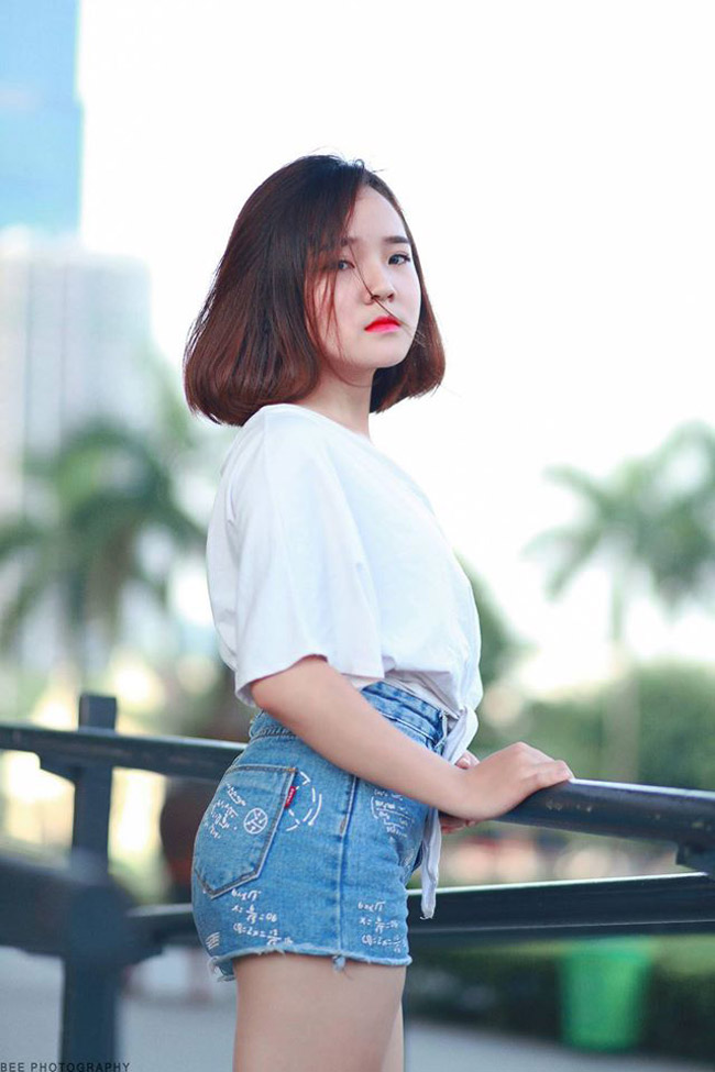 Gu thời trang cá tính, năng động càng giúp Tân Xuân "ăn gian" tuổi. 