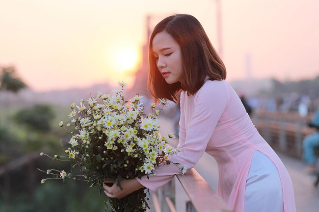 Nữ sinh Hà thành khoe vẻ đẹp dịu dàng, yêu kiều bên cúc họa mi. 