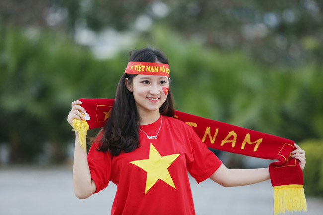 Xuất hiện tại sân vận động Mỹ Đình, cổ vũ đội tuyển Việt Nam đấu trận bán kết lượt về với Indonesia (7/12), Quỳnh Như lọt vào ống kính của nhiều phóng viên ảnh. 