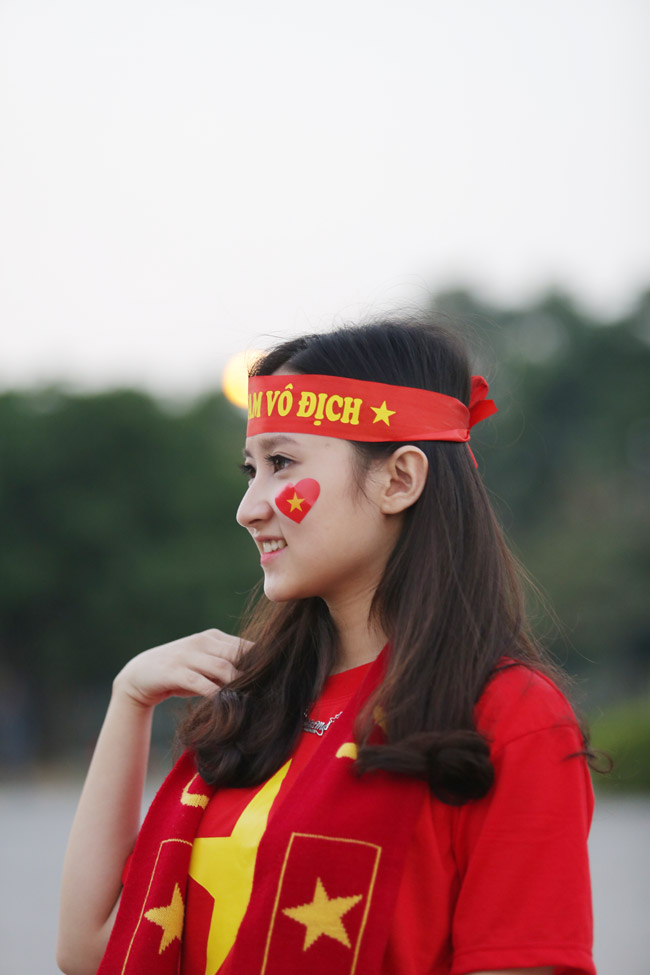 Phan Thị Quỳnh Như (18 tuổi) cũng là fan nữ được dân mạng "săn lùng" nhờ vẻ đẹp xinh xắn, dễ thương. 
