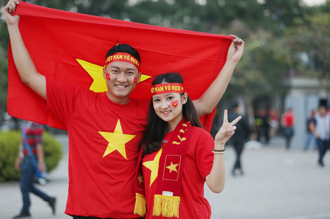 Trong màu áo cờ đỏ, sao vàng, đầu đeo băng rôn cổ vũ đội tuyển nước nhà, Quỳnh Như nổi bần bật trên khán đài. 