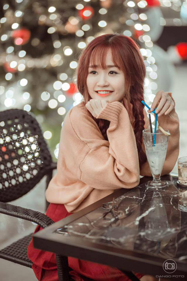 Sau ca khúc hát tặng đội bóng nước nhà, Bích Thảo nổi như cồn trên mạng xã hội. 