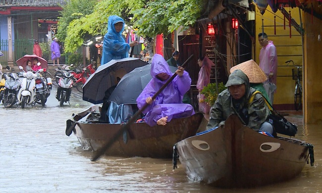 Lũ trái mùa, phố cổ Hội An ngập sâu trong nước - 2