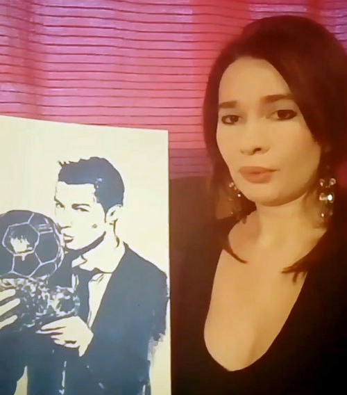 QBV Ronaldo: Nữ nghệ sỹ tặng quà độc từ “gò bồng đảo” - 1