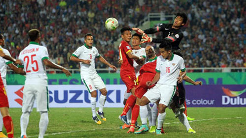 "Cổ tích" Indonesia: Con số 2 kỳ lạ của HLV Riedl - 1