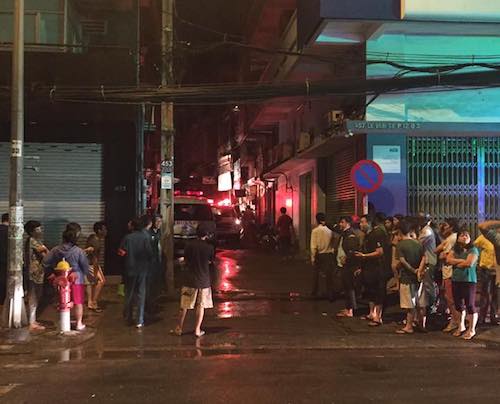 Cháy nhà 6 người chết ở TP.HCM, nhiều người nhảy lầu - 1