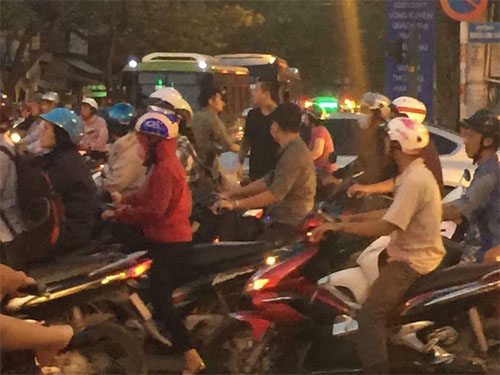 Tuấn Hưng gây choáng với cảnh giải toả kẹt xe tại Sài Gòn - 1