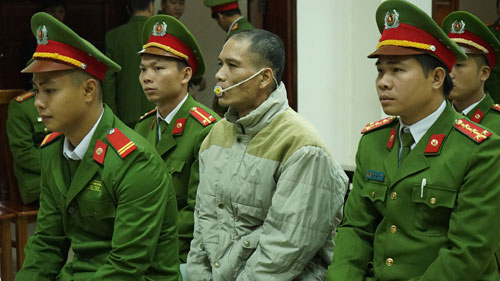Kẻ gây thảm án ở Quảng Ninh ngậm vật lạ ra tòa - 1