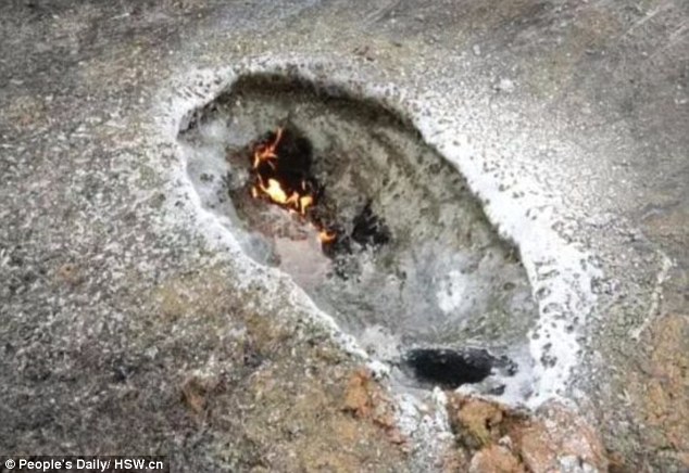 Vật thể bí ẩn rơi, tạo ra hố lớn có lửa ở Trung Quốc - 1