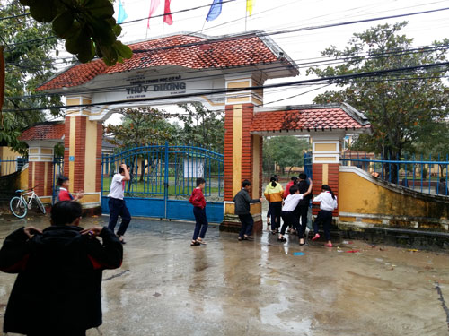 Trường học buộc học sinh đến trường trong mưa lũ gây bức xúc - 1