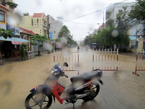 Cận cảnh đường phố Nha Trang chìm trong dòng thác lũ - 7