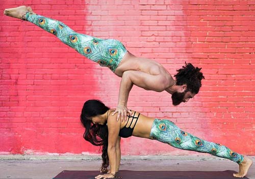 Tư thế Yoga &#34;lạ đời&#34; của cặp đôi yêu vượt biên giới - 2