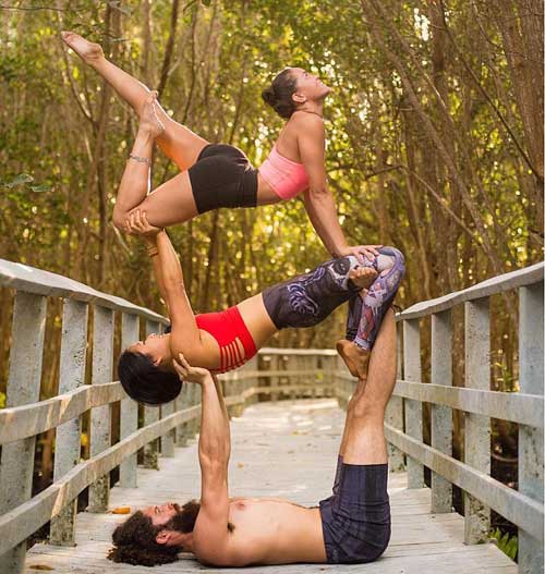 Tư thế Yoga &#34;lạ đời&#34; của cặp đôi yêu vượt biên giới - 3