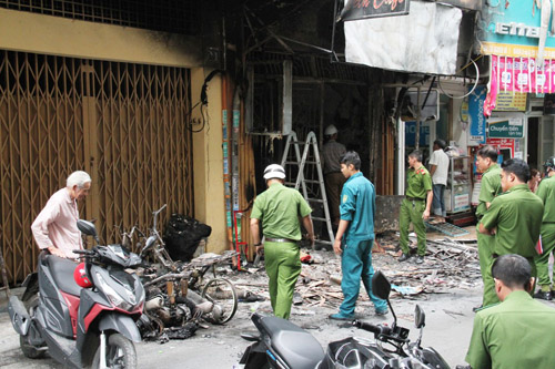 Vụ cháy 6 người chết ở SG: “Xới tung” hiện trường tìm manh mối - 1