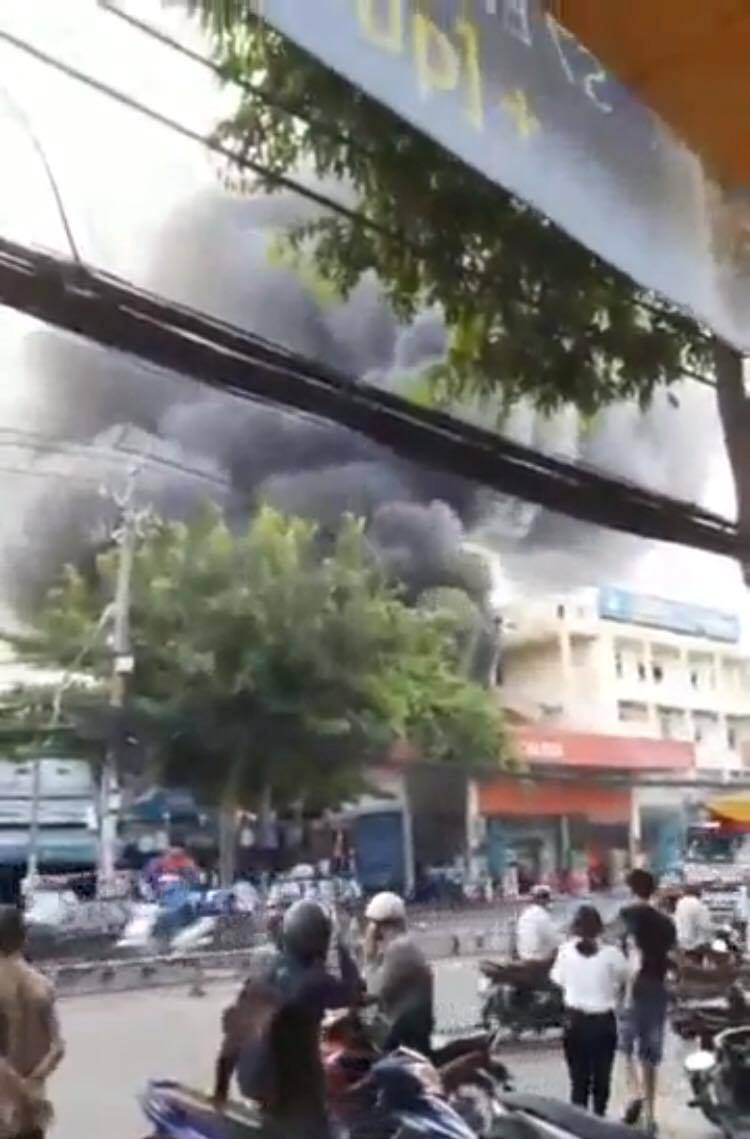 Cháy nổ, khói đen cuồn cuộn tại cây xăng ở Sài Gòn - 1