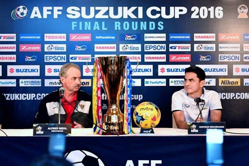 Tin nhanh AFF Cup 16/12: Riedl và Kiatisak không muốn “đấu súng” - 1