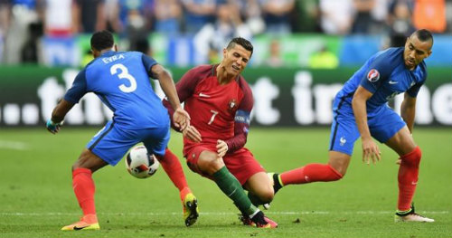 &#34;Thù&#34; Euro chưa nguôi, sao Pháp cấm con hâm mộ Ronaldo - 1