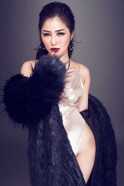 Hương Tràm trút xiêm y hết cỡ phô đường cong tuyệt đẹp - 3