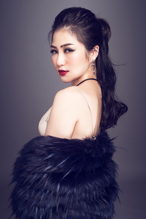 Hương Tràm trút xiêm y hết cỡ phô đường cong tuyệt đẹp - 6