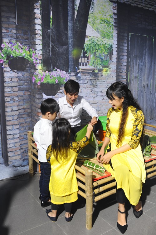 Nhà Lý Hải gây chú ý chốn đông người - 2