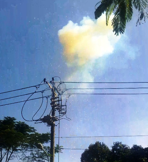 Clip: Trụ điện ở Sài Gòn cháy nổ như pháo hoa - 1