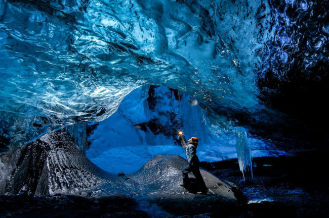 Màu xanh huyền diệu bên trong động Pha lê dưới dòng sông băng Vatnajökull, Iceland. Ảnh: Brina Bunt