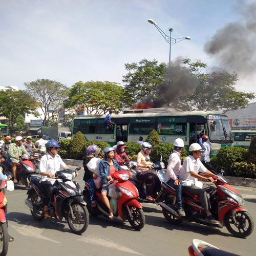 Đang chạy, xe buýt chở đầy khách bốc cháy ngùn ngụt - 1