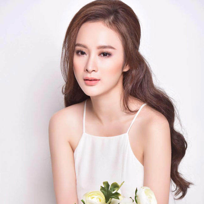 Angela Phương Trinh (tên thật là Lê Ngọc Phương Trinh, sinh năm 1995) là cái tên đã quá quen thuộc với giới trẻ Việt. 
