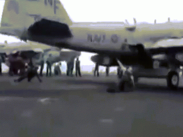 Kỹ sư bị động cơ máy bay thổi bật 45m về phía sau - 1