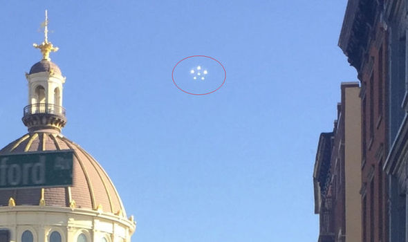 Phát hiện UFO với 6 vầng sáng tròn trên bầu trời New York - 1