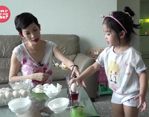 Huy Khánh được con gái 4 tuổi “chăm chút” dung nhan - 6