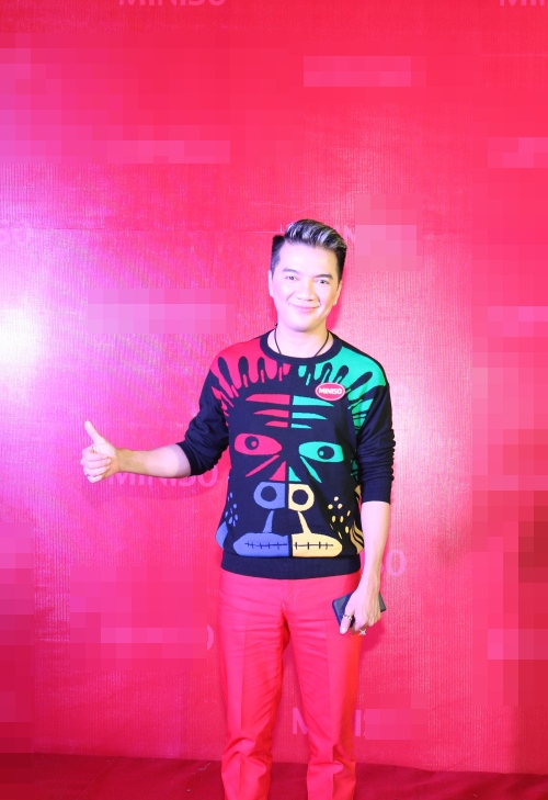 Hương Giang Idol mặc váy cắt trên xẻ dưới hút mọi ánh nhìn - 4