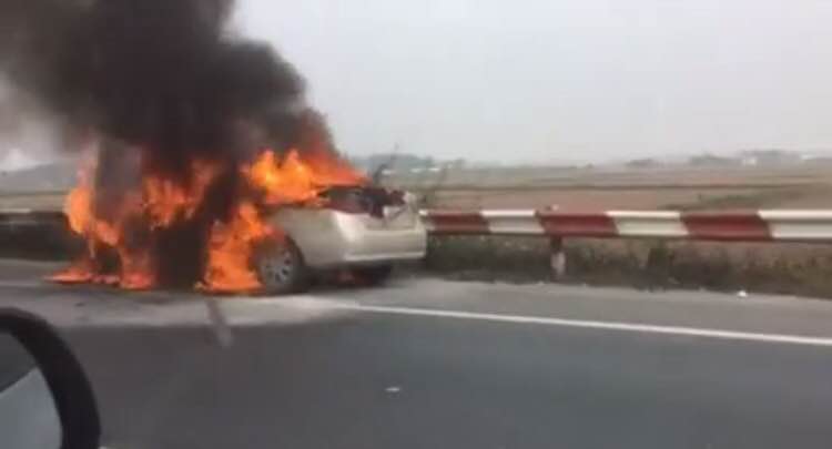 HN: Cháy ô tô trên cao tốc, 5 người đạp cửa thoát thân - 1