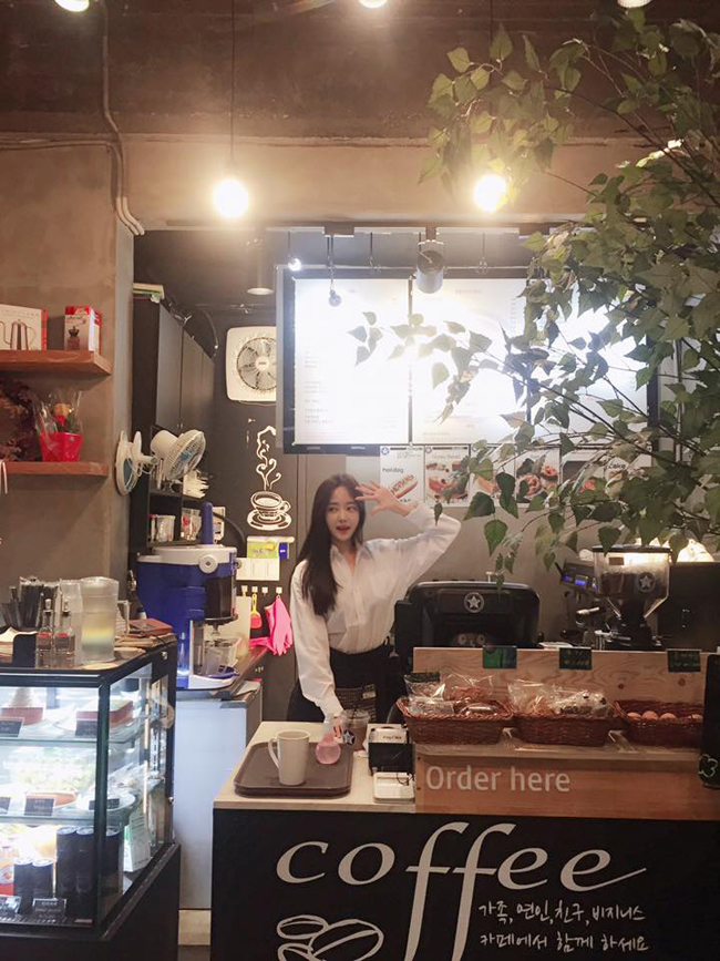 Công việc chính là người đẹp làm quản lý quán cà phê có tên gọi Dream coffee ở thủ đô Seoul, Hàn Quốc.