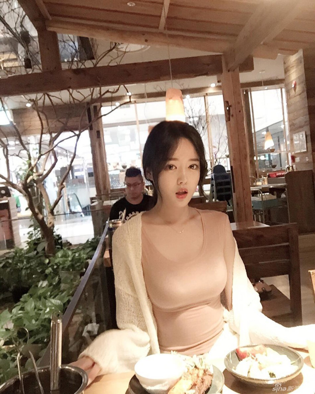Hye Joo rất chuộng phong cách ăn mặc gợi cảm và sang trọng.