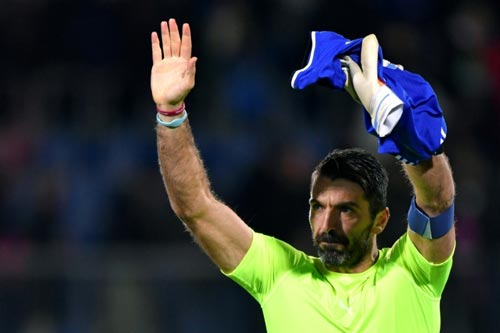 Tin HOT bóng đá tối 18/12: Buffon lập kỷ lục, tính giải nghệ - 1