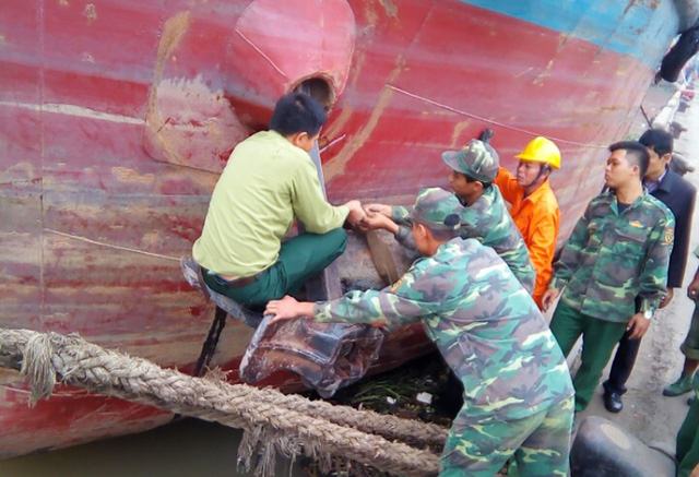 Hải Phòng: Quả bom 1 tạ mắc vào neo tàu - 2