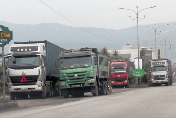 Thanh tra giao thông bị “chim lợn” vây, giải cứu xe quá tải - 2