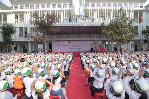 20.000 học sinh tiểu học được Bệnh viện Thu Cúc tặng mũ bảo hiểm miễn phí - 1