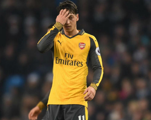 Arsenal lại thua: Nghi án Ozil “giở chứng” - 1