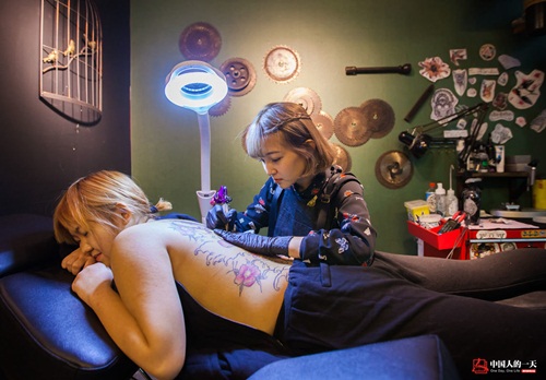 Trắng đêm cùng nữ thợ xăm TQ kiếm hơn 100 triệu/tháng - 7