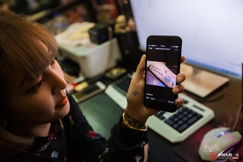 Trắng đêm cùng nữ thợ xăm TQ kiếm hơn 100 triệu/tháng - 2