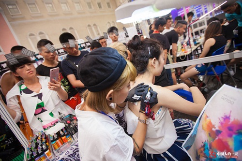 Trắng đêm cùng nữ thợ xăm TQ kiếm hơn 100 triệu/tháng - 3